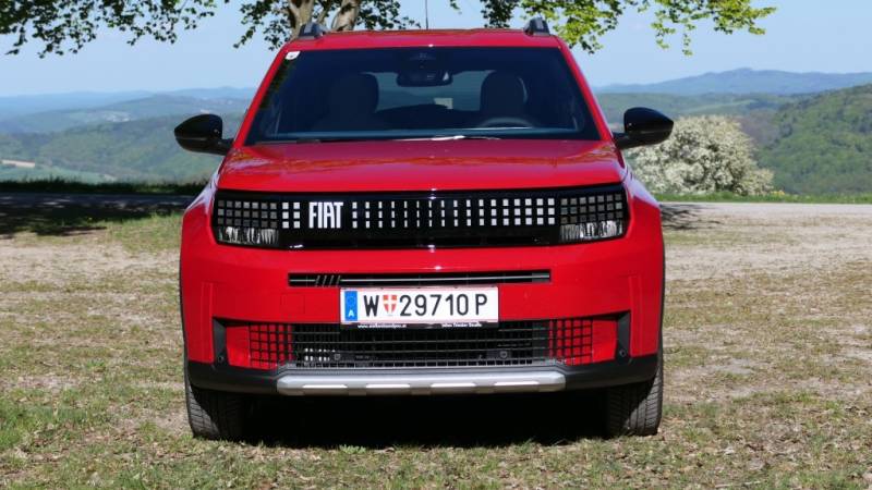 Roter Fiat Grande Panda Hybrid La Prima im Guten Tag Österreich Autotest (Foto: Thomas Resch)