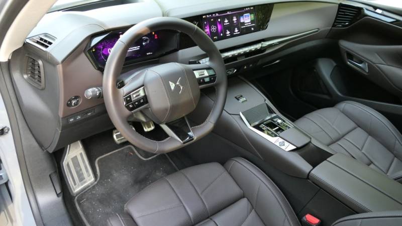 Premium bis ins Detail: Das edle Interieur des DS N°4 verbindet modernste Technik mit französischer Handwerkskunst (Foto: Thomas Resch)
