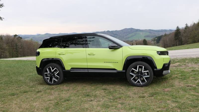 Jeep Compass Elektro Frontansicht in Fahrt (Foto: Thomas Resch)
