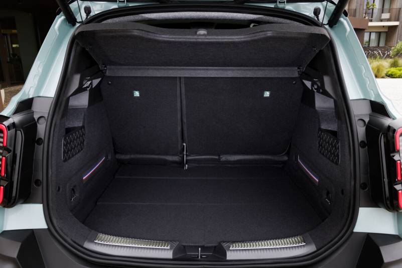 Der Renault 4 E-Tech Iconic kombiniert die unverkennbare Silhouette des Klassikers mit modernster 52-kWh-Batterietechnik und einem mutigen Design-Statement (Foto: Renault)