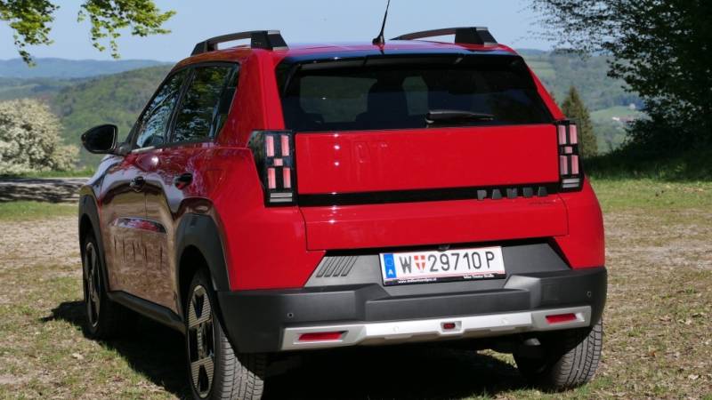 Roter Fiat Grande Panda Hybrid La Prima im Guten Tag Österreich Autotest (Foto: Thomas Resch)