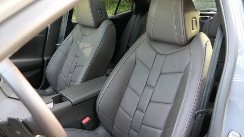Premium bis ins Detail: Das edle Interieur des DS N°4 verbindet modernste Technik mit französischer Handwerkskunst (Foto: Thomas Resch)