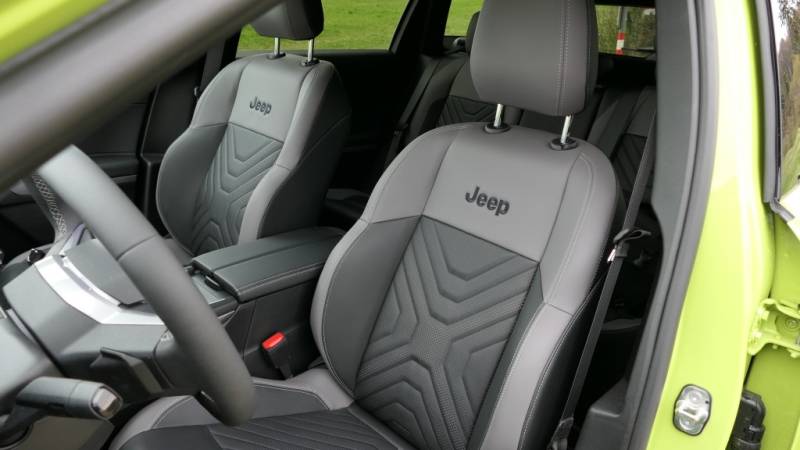 Jeep Compass Elektro Frontansicht in Fahrt (Foto: Thomas Resch)