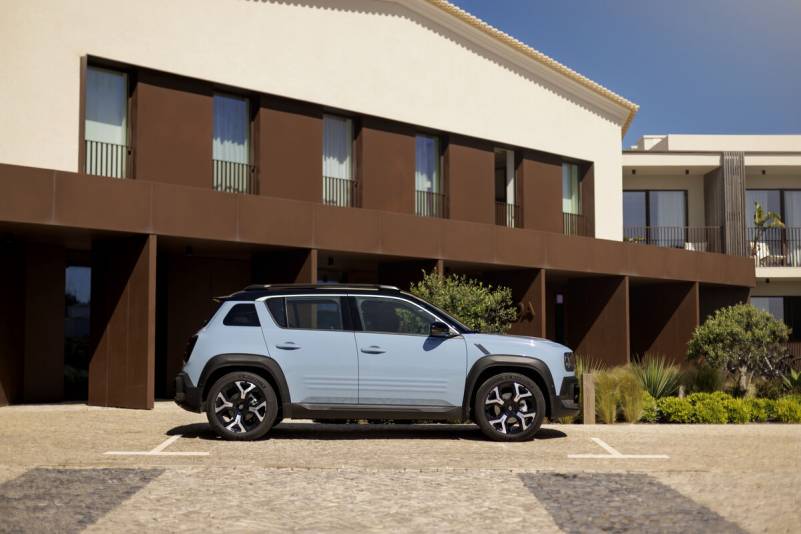 Der Renault 4 E-Tech Iconic kombiniert die unverkennbare Silhouette des Klassikers mit modernster 52-kWh-Batterietechnik und einem mutigen Design-Statement (Foto: Renault)