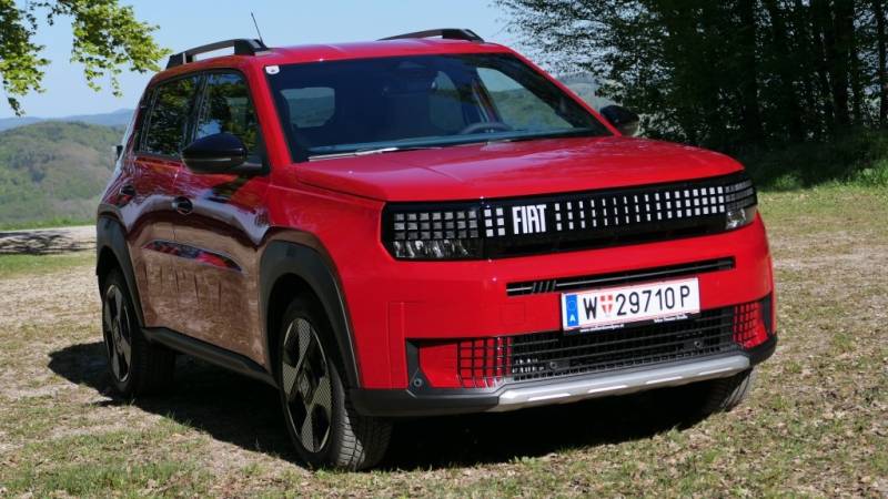 Roter Fiat Grande Panda Hybrid La Prima im Guten Tag Österreich Autotest (Foto: Thomas Resch)