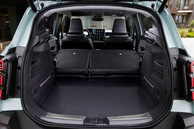 Der Renault 4 E-Tech Iconic kombiniert die unverkennbare Silhouette des Klassikers mit modernster 52-kWh-Batterietechnik und einem mutigen Design-Statement (Foto: Renault)