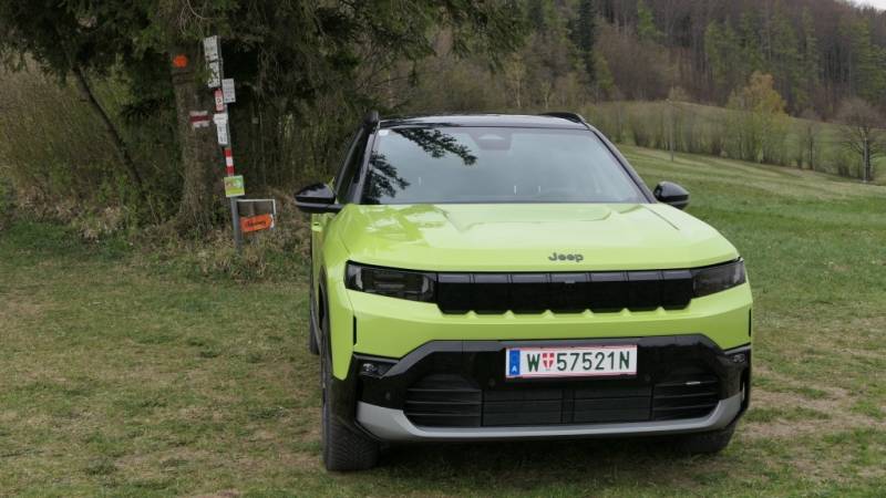 Jeep Compass Elektro Frontansicht in Fahrt (Foto: Thomas Resch)