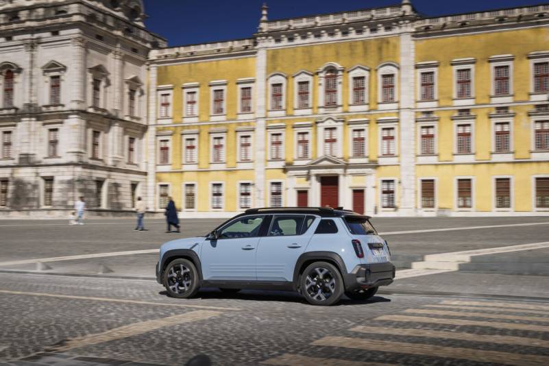 Der Renault 4 E-Tech Iconic kombiniert die unverkennbare Silhouette des Klassikers mit modernster 52-kWh-Batterietechnik und einem mutigen Design-Statement (Foto: Renault)