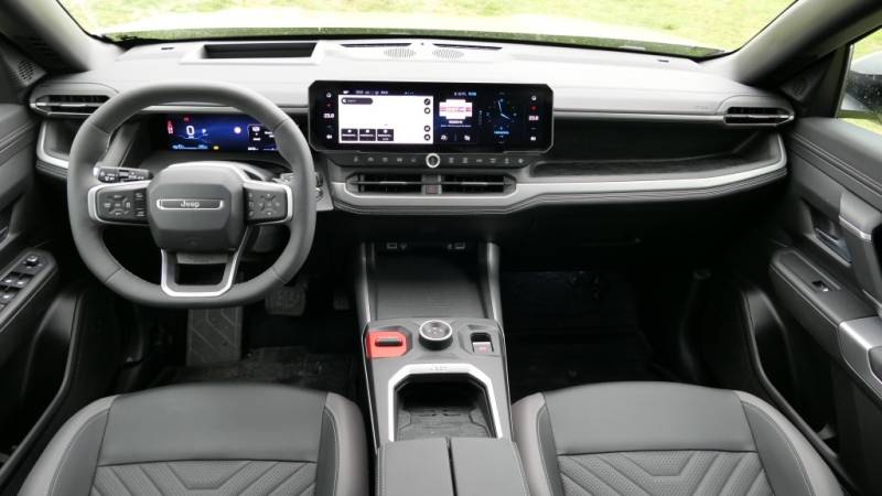 Jeep Compass Elektro Frontansicht in Fahrt (Foto: Thomas Resch)