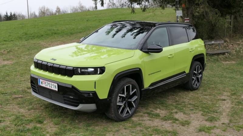Jeep Compass Elektro Frontansicht in Fahrt (Foto: Thomas Resch)