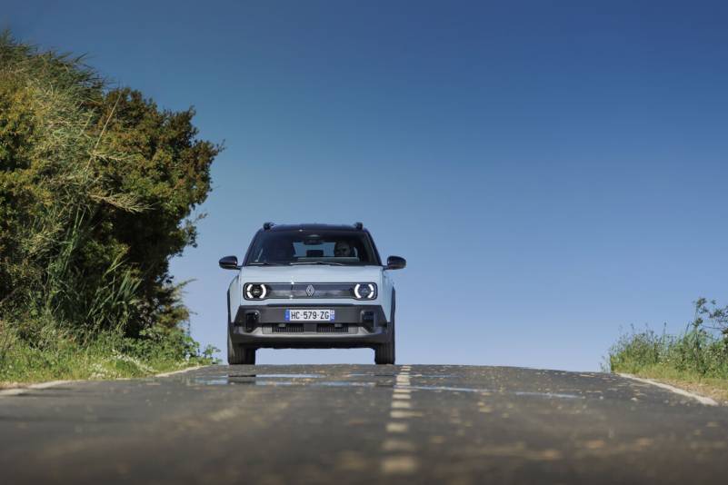 Der Renault 4 E-Tech Iconic kombiniert die unverkennbare Silhouette des Klassikers mit modernster 52-kWh-Batterietechnik und einem mutigen Design-Statement (Foto: Renault)