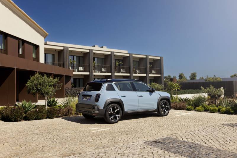 Der Renault 4 E-Tech Iconic kombiniert die unverkennbare Silhouette des Klassikers mit modernster 52-kWh-Batterietechnik und einem mutigen Design-Statement (Foto: Renault)