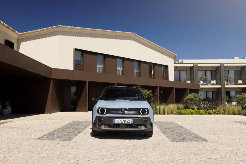 Der Renault 4 E-Tech Iconic kombiniert die unverkennbare Silhouette des Klassikers mit modernster 52-kWh-Batterietechnik und einem mutigen Design-Statement (Foto: Renault)