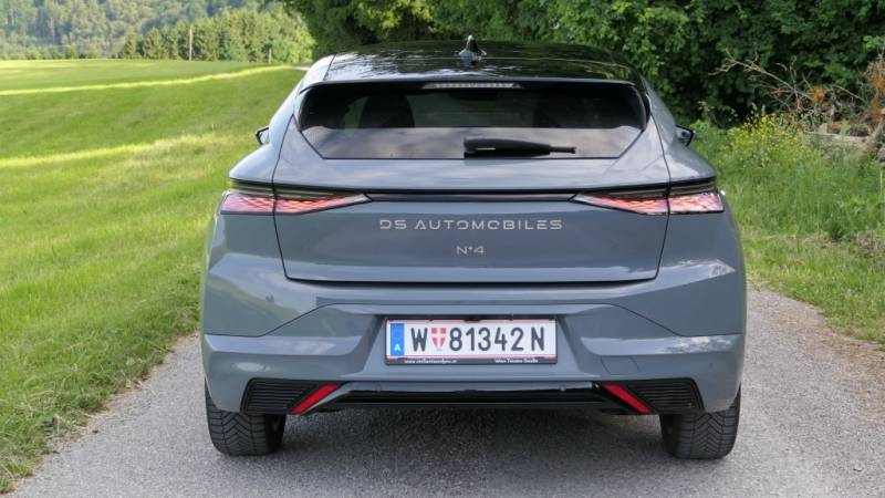 Der DS N°4 Hybrid 145 besticht im Guten Tag Österreich Autotest durch seine scharfe Linienführung und die markante Lichtsignatur. (Foto: Thomas Resch)