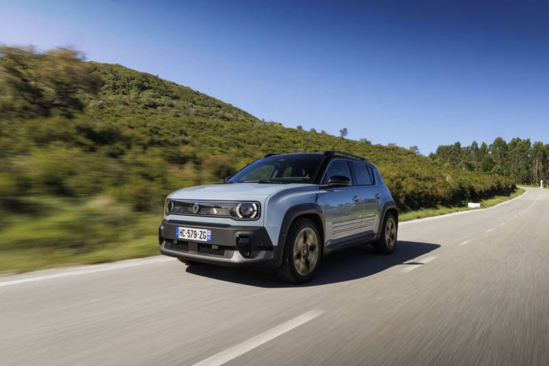 Der Renault 4 E-Tech Iconic kombiniert die unverkennbare Silhouette des Klassikers mit modernster 52-kWh-Batterietechnik und einem mutigen Design-Statement (Foto: Renault)