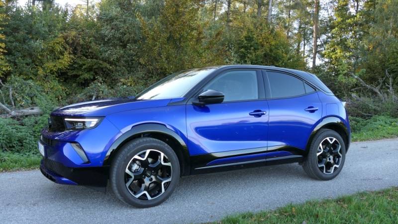 Der neue Opel Mokka GS Hybrid zeigt sich im Guten Tag Österreich Autotest mit sportlichem Vizor-Design, 18-Zoll-Felgen und einem effizienten 48-Volt-Mildhybridsystem (Foto: Thomas Resch)