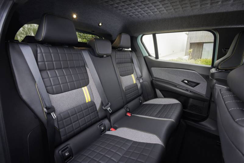 Der Renault 4 E-Tech Iconic kombiniert die unverkennbare Silhouette des Klassikers mit modernster 52-kWh-Batterietechnik und einem mutigen Design-Statement (Foto: Renault)