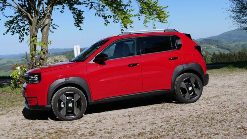 Roter Fiat Grande Panda Hybrid La Prima im Guten Tag Österreich Autotest (Foto: Thomas Resch)
