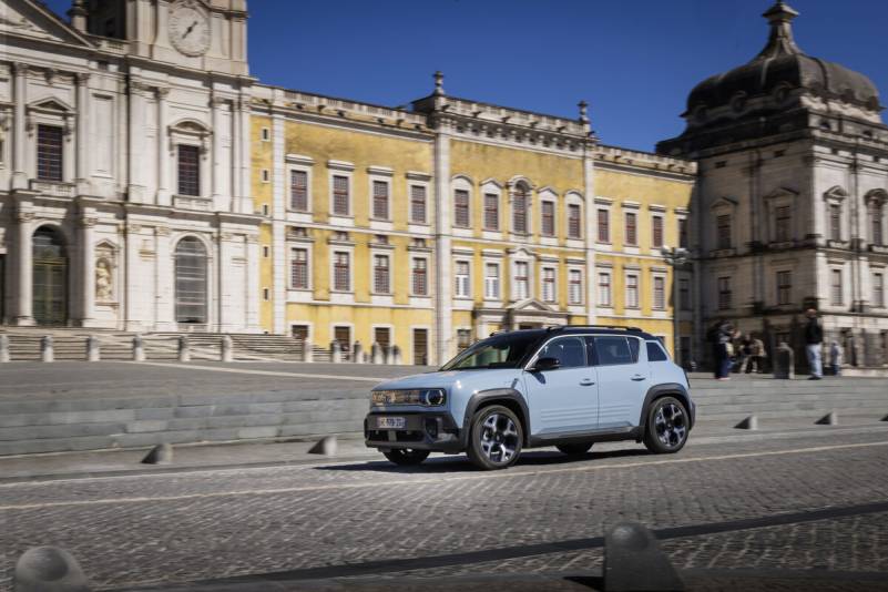 Der Renault 4 E-Tech Iconic kombiniert die unverkennbare Silhouette des Klassikers mit modernster 52-kWh-Batterietechnik und einem mutigen Design-Statement (Foto: Renault)
