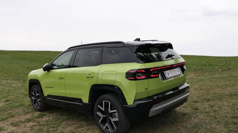 Jeep Compass Elektro Frontansicht in Fahrt (Foto: Thomas Resch)