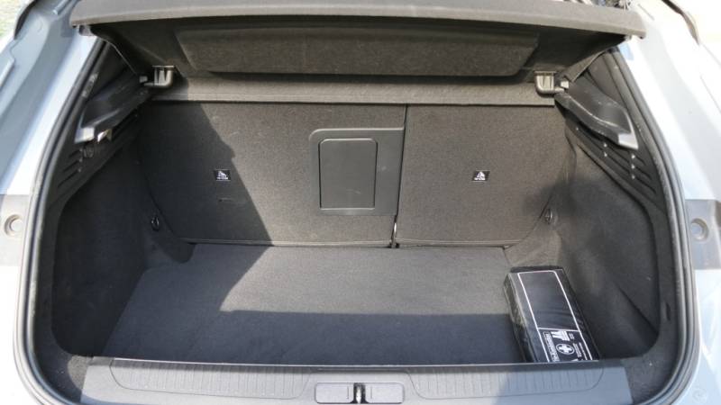 Premium bis ins Detail: Das edle Interieur des DS N°4 verbindet modernste Technik mit französischer Handwerkskunst (Foto: Thomas Resch)