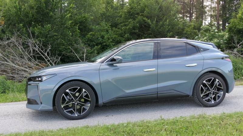 Der DS N°4 Hybrid 145 besticht im Guten Tag Österreich Autotest durch seine scharfe Linienführung und die markante Lichtsignatur. (Foto: Thomas Resch)