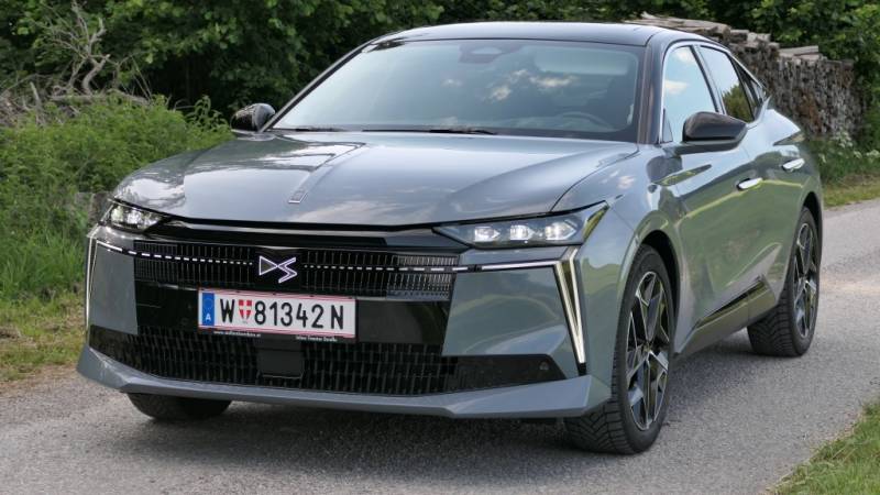 Der DS N°4 Hybrid 145 besticht im Guten Tag Österreich Autotest durch seine scharfe Linienführung und die markante Lichtsignatur. (Foto: Thomas Resch)