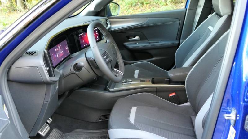 Der neue Opel Mokka GS Hybrid zeigt sich im Guten Tag Österreich Autotest mit sportlichem Vizor-Design, 18-Zoll-Felgen und einem effizienten 48-Volt-Mildhybridsystem (Foto: Thomas Resch)