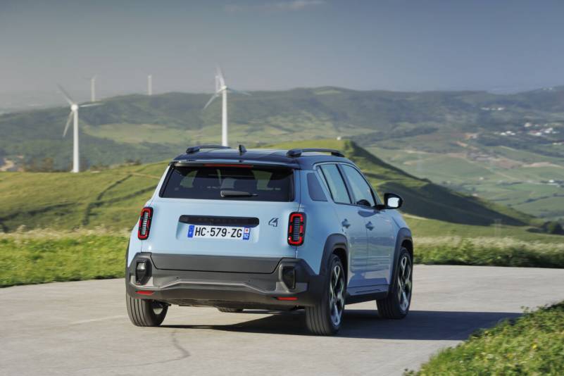 Der Renault 4 E-Tech Iconic kombiniert die unverkennbare Silhouette des Klassikers mit modernster 52-kWh-Batterietechnik und einem mutigen Design-Statement (Foto: Renault)