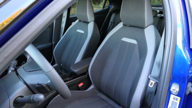 Der neue Opel Mokka GS Hybrid zeigt sich im Guten Tag Österreich Autotest mit sportlichem Vizor-Design, 18-Zoll-Felgen und einem effizienten 48-Volt-Mildhybridsystem (Foto: Thomas Resch)