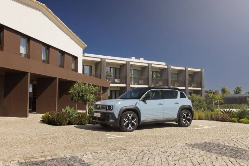 Der Renault 4 E-Tech Iconic kombiniert die unverkennbare Silhouette des Klassikers mit modernster 52-kWh-Batterietechnik und einem mutigen Design-Statement (Foto: Renault)