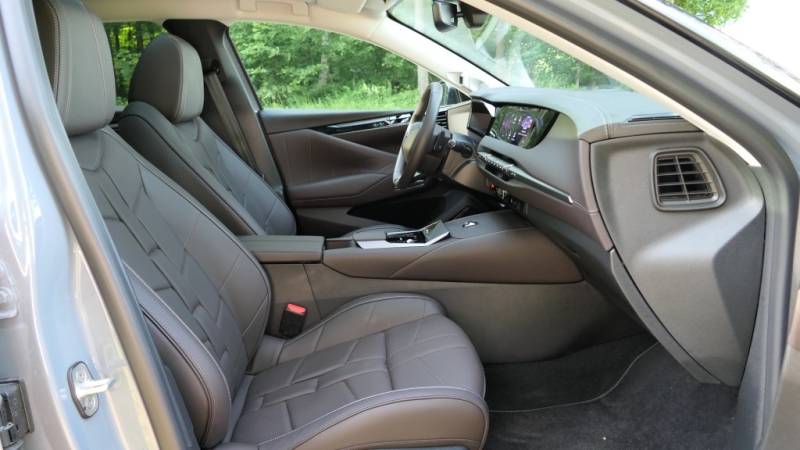 Premium bis ins Detail: Das edle Interieur des DS N°4 verbindet modernste Technik mit französischer Handwerkskunst (Foto: Thomas Resch)