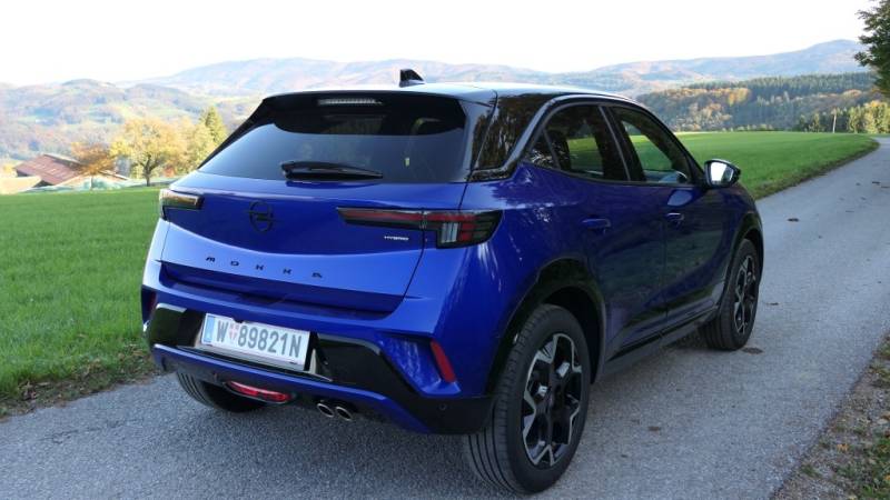 Der neue Opel Mokka GS Hybrid zeigt sich im Guten Tag Österreich Autotest mit sportlichem Vizor-Design, 18-Zoll-Felgen und einem effizienten 48-Volt-Mildhybridsystem (Foto: Thomas Resch)