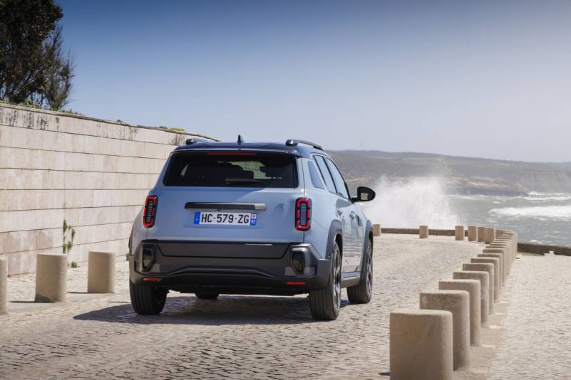 Der Renault 4 E-Tech Iconic kombiniert die unverkennbare Silhouette des Klassikers mit modernster 52-kWh-Batterietechnik und einem mutigen Design-Statement (Foto: Renault)