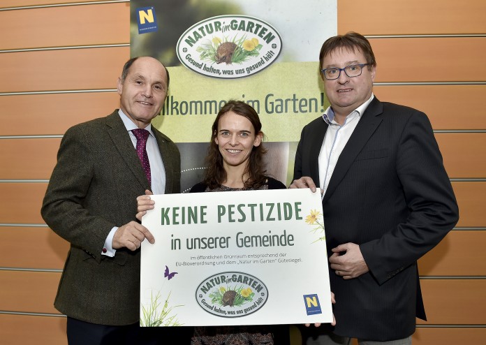 (v.l.n.r.): Mag. Wolfgang Sobotka, Initiator der Aktion „Natur im Garten“ und Landeshauptmann-Stellvertreter, DI Katharina Haider stv. Geschäftsführerin „Natur im Garten“ und Manfred Schuh, Bürgermeister von Edlitz, eine der ersten Gemeinden, die das Bekenntnis zum Verzicht auf Pestizide unterzeichnete. (Bildquelle: NLK / Filzwieser)