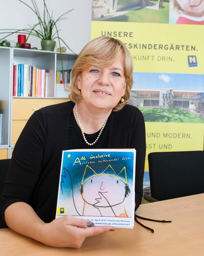NÖ Familien- und Bildungs-Landesrätin Mag. Barbara Schwarz mit dem aktuellen Programmheft der kommenden NÖ Montessori Werkstatt 2016 (Bildquelle: Büro LR Schwarz)