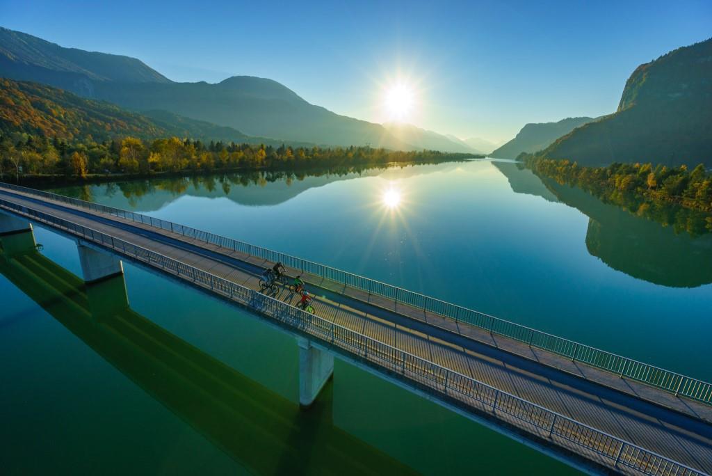 Der Drauradweg verbindet auf insgesamt 366 Kilometern die drei Länder Italien, Österreich und Slowenien. 222 Kilometer davon verlaufen in Kärnten. (Bildquelle: Kärnten Werbung / Gert Steinthaler)