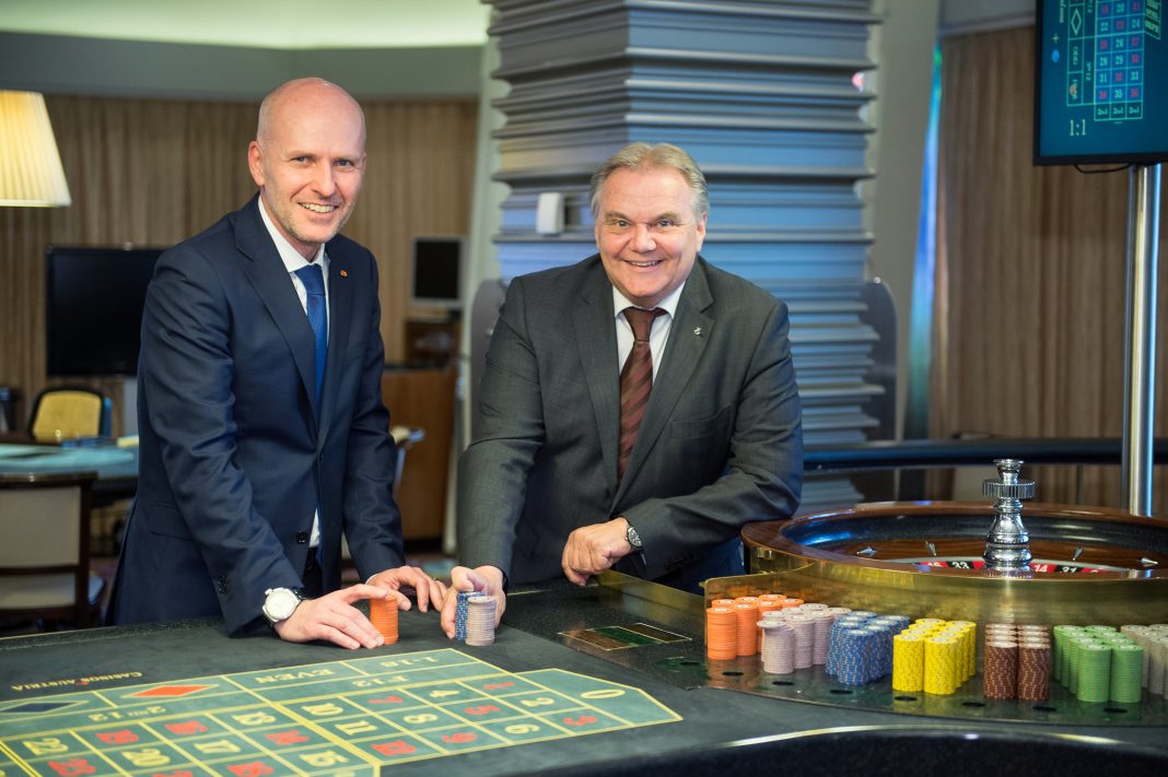 Übergabe im Casino Linz (v.l.n.r.): Martin Hainberger und Josef Kneifl. (Bildquelle: Casinos Austria)
