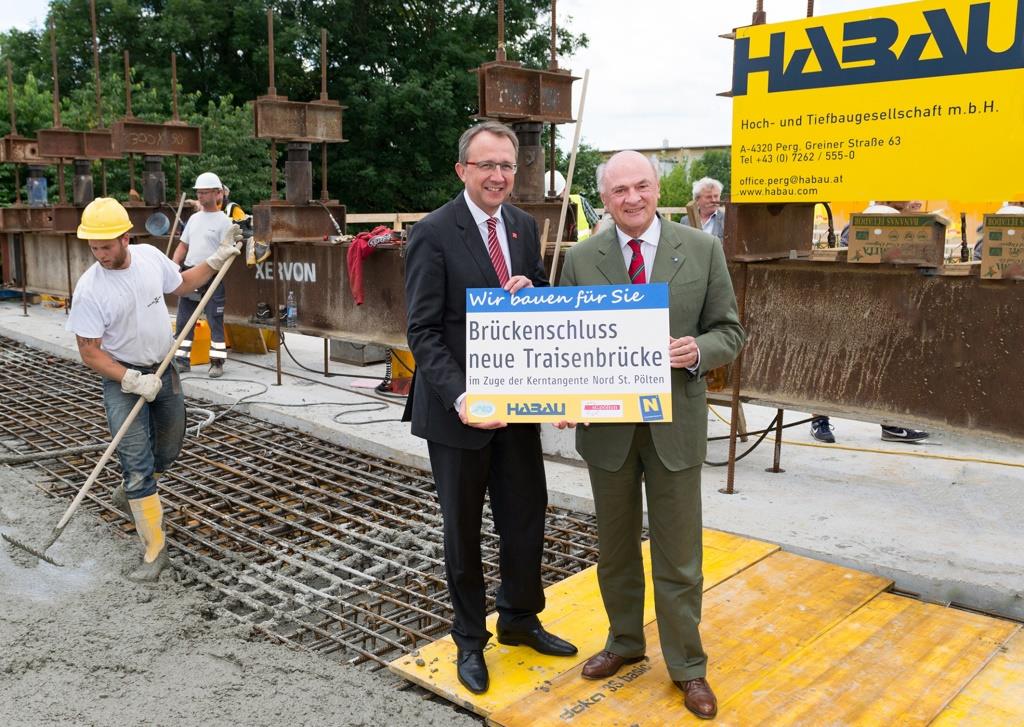 Landeshauptmann Dr. Erwin Pröll und St. Pöltens Bürgermeister Mag. Matthias Stadler nahmen heute den Brückenschluss für die neue Traisenbrücke, das Herzstück der Kerntangente Nord in St. Pölten, vor. (Bildquelle: NLK Burchhart)