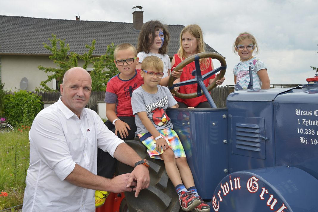 Das große AK/ÖGB Niederösterreich-Familienfest brachte Bewegung nach Dürnkrut. Im Bild: AK-Präsident Markus Wieser mit den kleinen BesucherInnen der Veranstaltung. (Bildquelle: Kromus)