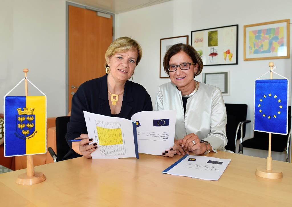 (v.l.n.r.): EU-Landesrätin Barbara Schwarz und Landeshauptmann-Stv. Johanna Mikl-Leitner präsentieren die Zahlen des aktuellen EU-Förderberichts 2015 für Niederösterreich (Bildquelle: NLK Filzwieser)