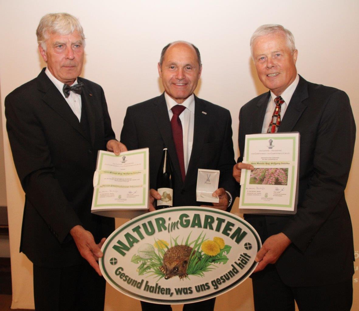 (v.l.n.r.): Prof. Dr. Klaus Neumann, Vorstand Lenné-Akademie und Präsidium Deutsche Gartenbau Gesellschaft, Mag. Wolfgang Sobotka, Innenminister und Vorstandsmitglied Lenné-Akademie und Dr. Hans Hermann Bentrup. (Bildquelle: Natur im Garten / Zischkin) 