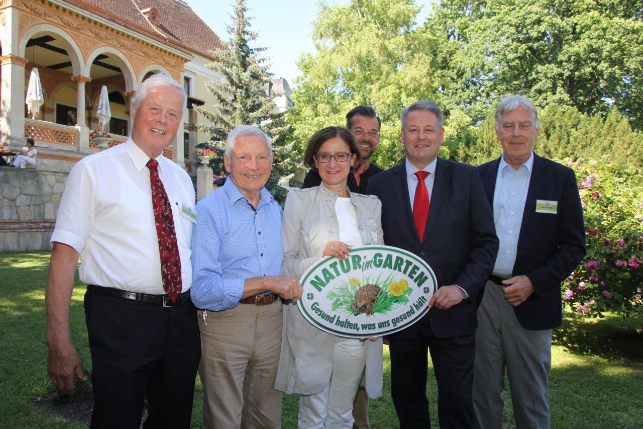 Hochkarätige Besetzung beim Gartensymposium auf Schloss Weikersdorf (v.l.n.r.): Vorstandsmitglied Lenné-Akademie Dr. Hans Hermann Bentrup, Karl Zwermann, Präsident Deutsche Gartenbau Gesellschaft, LH-Stellvertreterin Johanna Mikl-Leitner, Biogärtner Karl Ploberger, DI Andrä Rupprechter, Bundesminister für Land-, Forst-, Umwelt und Wasserwirtschaft und Prof. Dr. Klaus Neumann, Vorstand Lenné-Akademie und Präsidium Deutsche Gartenbau Gesellschaft. (Bildquelle: Natur im Garten / Zischkin)