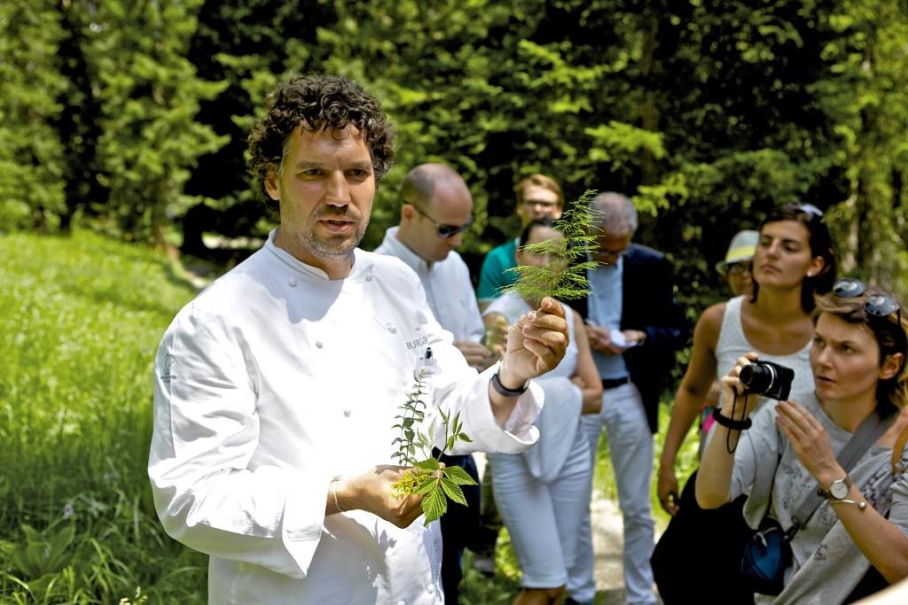 Die Kräuterwanderung in Oberlech mit Haubenkoch Thorsten Probst (Bild) und Veronika Walch bietet praktische Anleitung zu gesundem Genuss und Stressabbau und ist als Rahmenprogramm buchbar. (Bildquelle: Lech Zürs Tourismus GmbH)