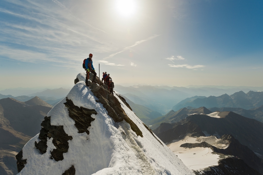 Alpenvereinsgruppe auf dem Weg zum Gipfel des Großglockners. (Bildquelle: Alpenverein / DI Norbert Freudenthaler)