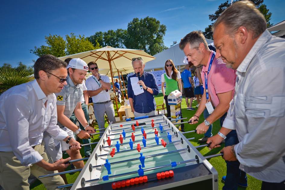 Andreas Werner (links vorne), Bernd Wiesberger (links hinten), Georg Wernike/SanLucar (rechts hinten), Walter Seebacher (rechts vorne). Im Hintergrund Niki Wiesberger, Andy Marek und Nina Passegger/Lyoness Child & Family Foundation. (Bildquelle: Alex Kramel)