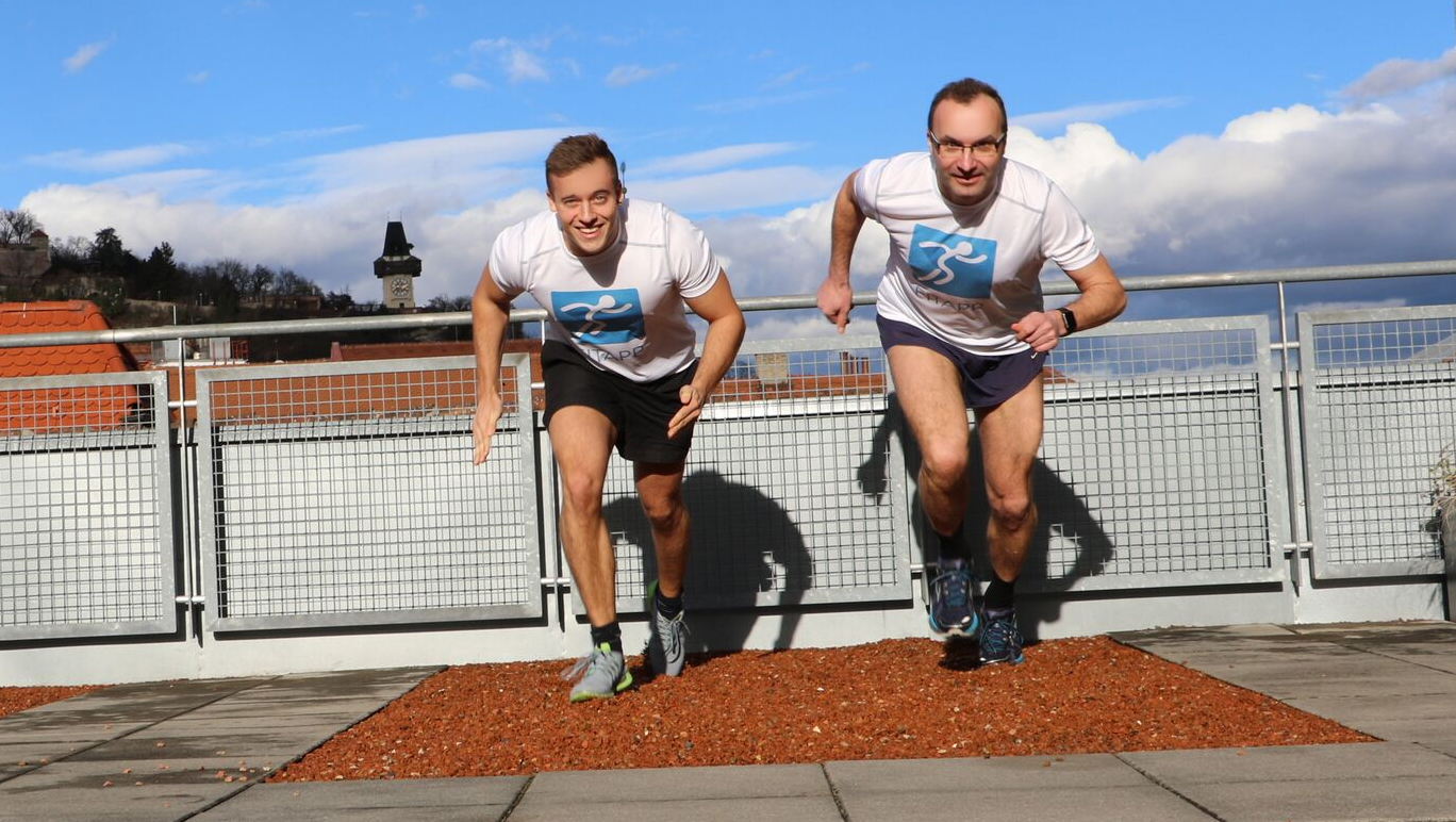 FITAPP-Gründer Daniel Wohlmuth (links) und Investor Thomas Mühlbacher (rechts) starten mit der Lauf- & Fitness App FITAPP durch. (Bildquelle: FITAPP / Manuel Penaloza)