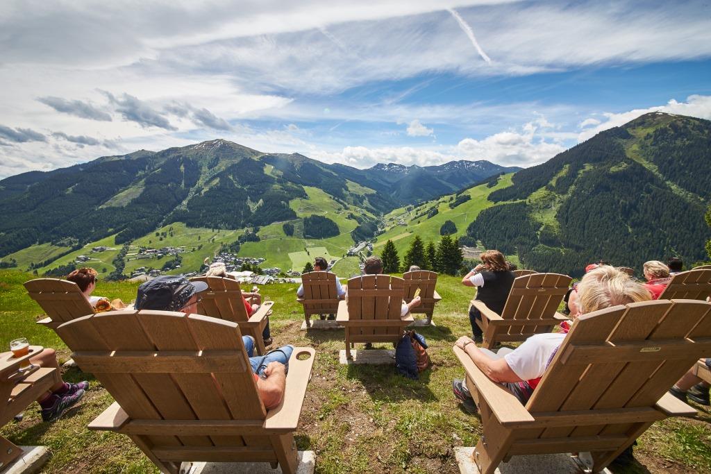 Im Edelweiss Alpenkino laden Kinobänke zum Verweilen ein. (Bildquelle:  Brau Union Österreich / Daniel Roos Fotografie)