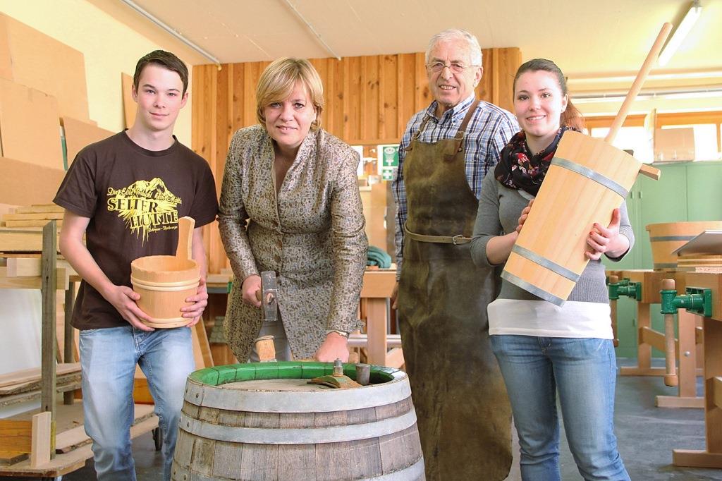 (v.l.n.r.): Markus Stickler, Landesrätin Mag. Barbara Schwarz, Fassbindermeister Josef Walli und Katja Schnalzer-Beiglböck (Bildquelle: Jürgen Mück)