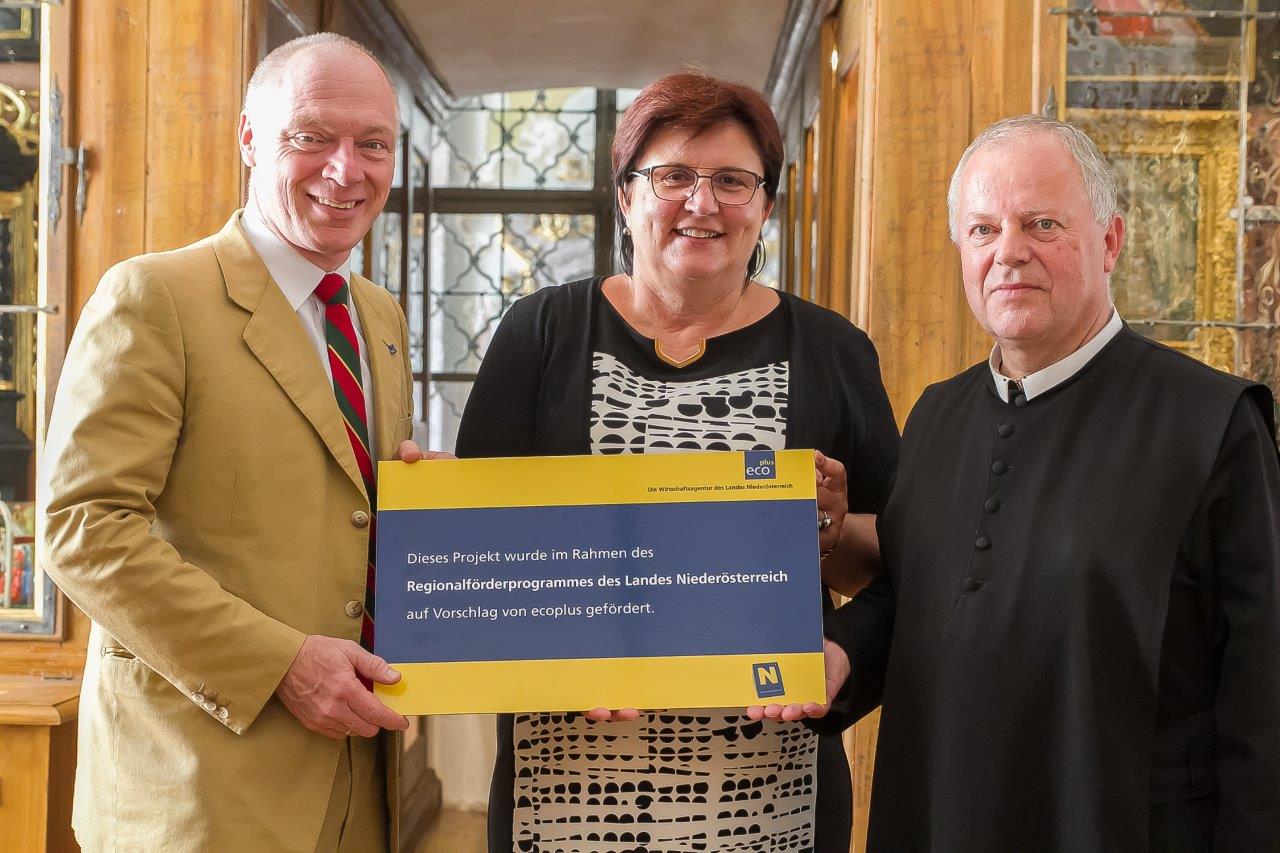(v.l.n.r.): ecoplus Geschäftsführer Mag. Helmut Miernicki, LAbg. Michaela Hinterholzer und Superior KR Mag. P. Franz Hörmann in der Schatzkammer der Basilika Sonntagberg. <small> (Bildquelle: Mostropolis / Barbara Zeitlhofer)</small>